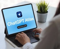 Mulher usando tablet com teclado externo mostrando interface de download atlas chatgpt