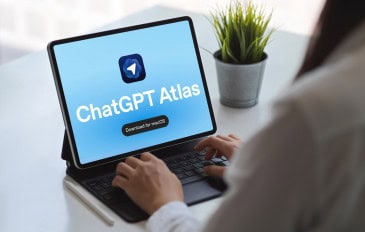 Mulher usando tablet com teclado externo mostrando interface de download atlas chatgpt