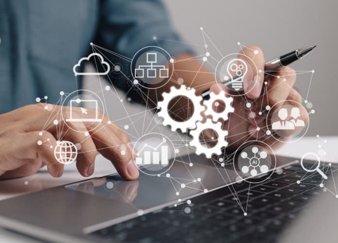 A automação de processos evoluiu de promessa para pilar estratégico da transformação digital, trazendo ganhos concretos de eficiência e coerência operacional. (Imagem: ipuwadol/iStock)