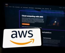 Ao fundo, site da AWS; à frente, smartphone na horizontal com o logo da AWS