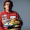 Ayrton Senna, rei do GP de Mônaco, segurando um capacete amarelo com faixas verde e azul, posando de frente e com expressão séria.
