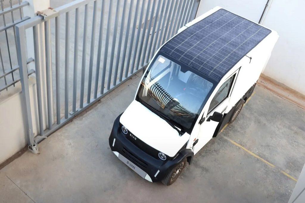 Com energia solar, startup tunisiana revoluciona veículos elétricos na África O mercado de veículos elétricos (EVs) da África deve atingir US$ 4,2 bilhões até 2030, mais que o dobro do valor atual, segundo a Mordor Intelligence. Com energia solar, startup tunisiana revoluciona veículos elétricos na África