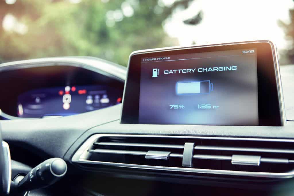 Bateria mais saudável de carros usados não é da Tesla; veja lista  Pela primeira vez, um estudo em larga escala realizado na Suécia avaliou a saúde da bateria de elétricos usados e híbridos plug-in, e os resultados surpreendem. O teste foi conduzido pelo Kvdbil, um dos maiores marketplaces de carros no país europeu. No total, foram avaliados 1.366 veículos, sendo 723 elétricos e 643 híbridos plug-in. bateria EV