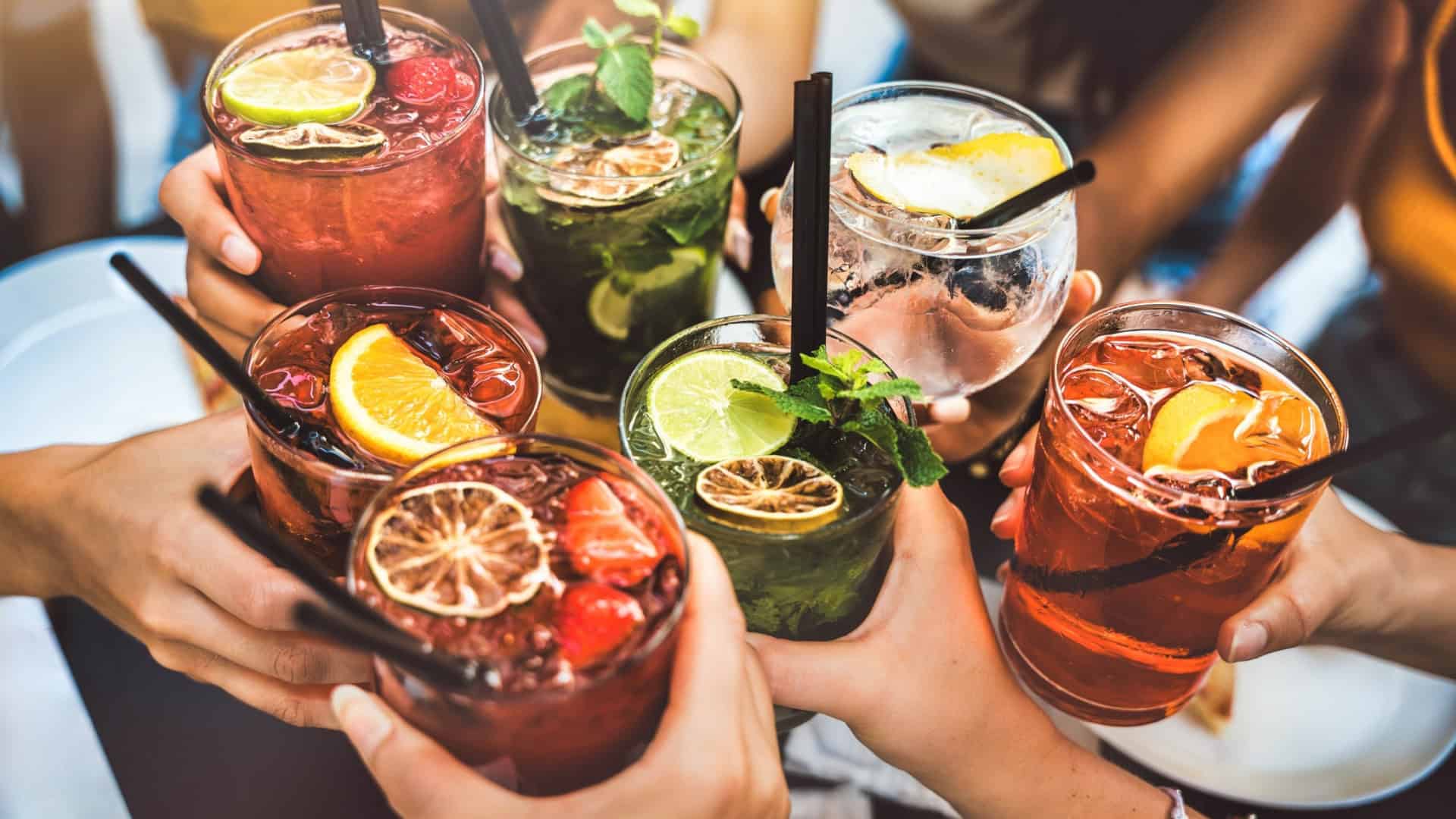 Bebidas adulteradas com metanol geram mortes e ações de fiscalização