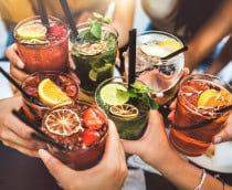 Bebidas adulteradas com metanol geram mortes e ações de fiscalização