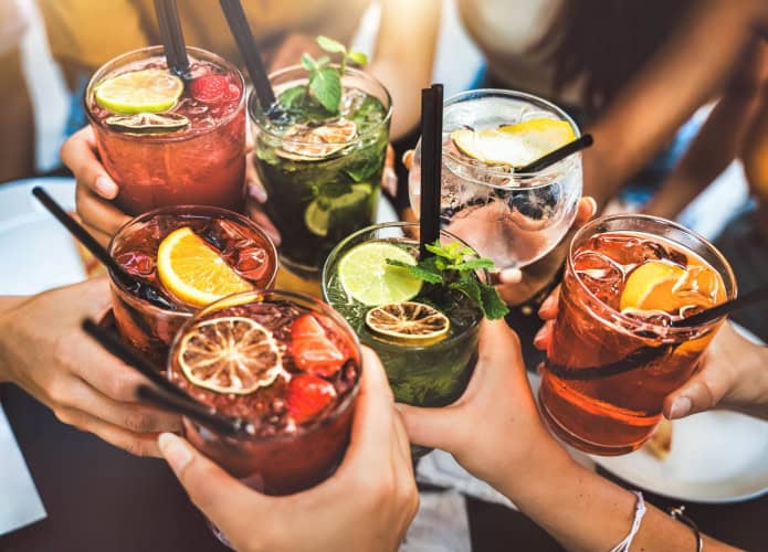 Bebidas adulteradas com metanol geram mortes e ações de fiscalização