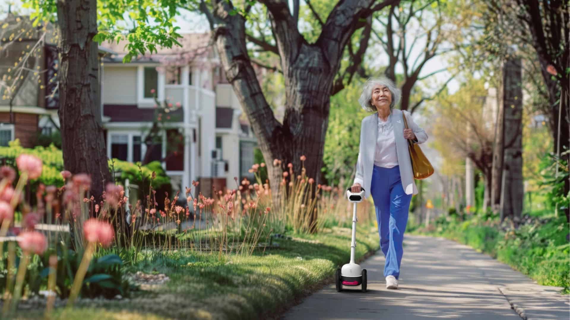 Mulher caminhando por uma calçada arborizada com a bengala inteligente Glide.