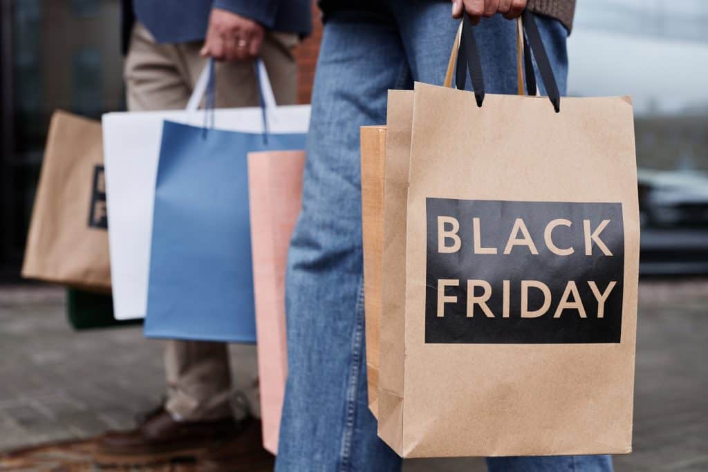 Brasil é o 2º país que mais pesquisa por descontos na Black Friday, diz estudo O Brasil ficou em segundo lugar no ranking dos países que mais pesquisaram por descontos na Black Friday no Google nos últimos 12 meses, ficando atrás somente da França. O levantamento foi feito pela Conversion, agência de SEO, que também revelou os dez produtos que mais despertam o interesse de compra dos brasileiros. Neste ano, o evento será realizado em 28 de novembro. black friday