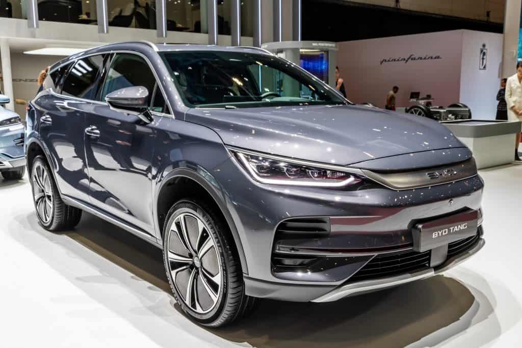 BYD anuncia o maior recall da marca na China: 115.000 veículos A BYD emitiu dois recalls separados para mais de 115.000 veículos elétricos e híbridos plug-in da marca após uma investigação apontar falhas em modelos distribuídos na China. Os planos foram apresentados à Administração Estatal de Regulamentação de Mercado chinês nesta sexta-feira (17), citando defeitos em componentes de bateria e de projeto. byd tang