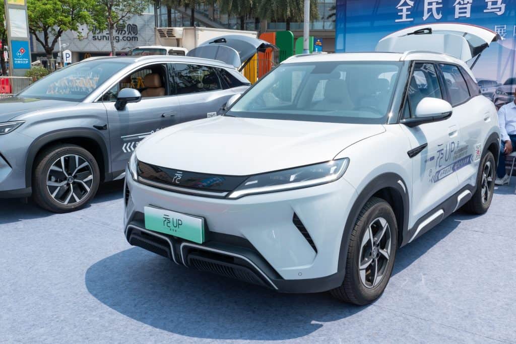 BYD anuncia o maior recall da marca na China: 115.000 veículos A BYD emitiu dois recalls separados para mais de 115.000 veículos elétricos e híbridos plug-in da marca após uma investigação apontar falhas em modelos distribuídos na China. Os planos foram apresentados à Administração Estatal de Regulamentação de Mercado chinês nesta sexta-feira (17), citando defeitos em componentes de bateria e de projeto. byd up