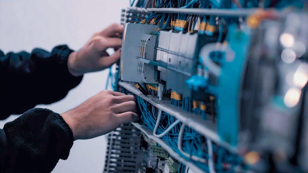Acesso à internet: governo pede aval do Senado para empréstimo internacional O Governo Federal enviou ao Senado a proposta de cooperação entre o Ministério das Comunicações (MCom) e o Banco Interamericano de Desenvolvimento (BID) para viabilizar um investimento de US$ 100 milhões (R$ 538 milhões) destinado à ampliação da conectividade digital (internet) em cidades pequenas de todo o país. cabos internet