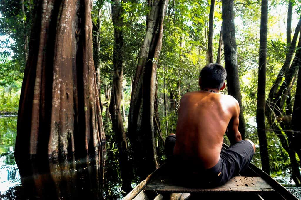 Financiamento climático no Brasil é desigual e injusto, aponta relatório A agenda climática do Brasil aprofunda desigualdades raciais, de gênero e territoriais, colocando em risco populações historicamente mais vulneráveis. Essa é a conclusão do relatório “Encruzilhada Climática – Um Retrato das Desigualdades Brasileiras”, divulgado pela Oxfam — confederação global de organizações que combate a pobreza e a desigualdade por meio de campanhas, projetos de desenvolvimento e ajuda humanitária. O documento analisou diversos indicadores sociais e econômicos, políticas nacionais e o orçamento federal entre 2023 e 2025. canoa
