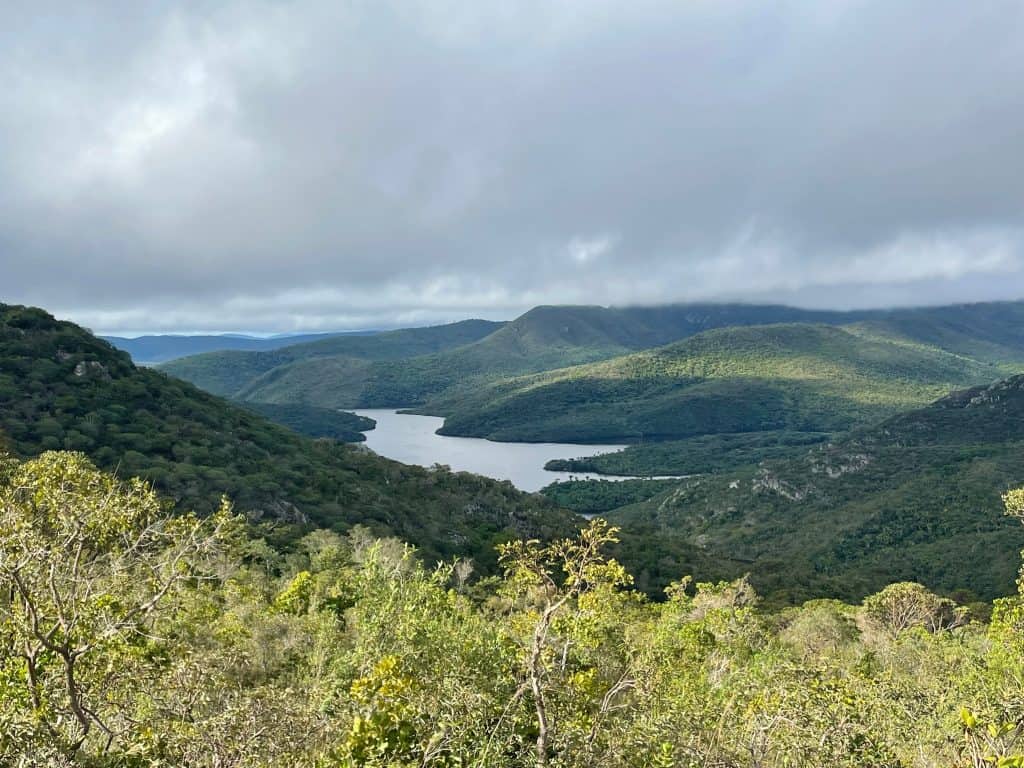 Esmeralda de R$ 2 bilhões é mantida em bunker durante leilão A Serra da Carnaíba, no norte da Bahia, presenteou garimpeiros com uma canga de esmeralda de 241 quilos, que, agora, está em negociação em um leilão em São Paulo. O bloco de rocha com os cristais foi avaliado em US$ 374 milhões (cerca de R$ 2 bilhões), e o lance mínimo foi definido em R$ 105 milhões. Até agora, não há interessados. O prazo para apresentar propostas se encerra em 28 de outubro. carnaiba