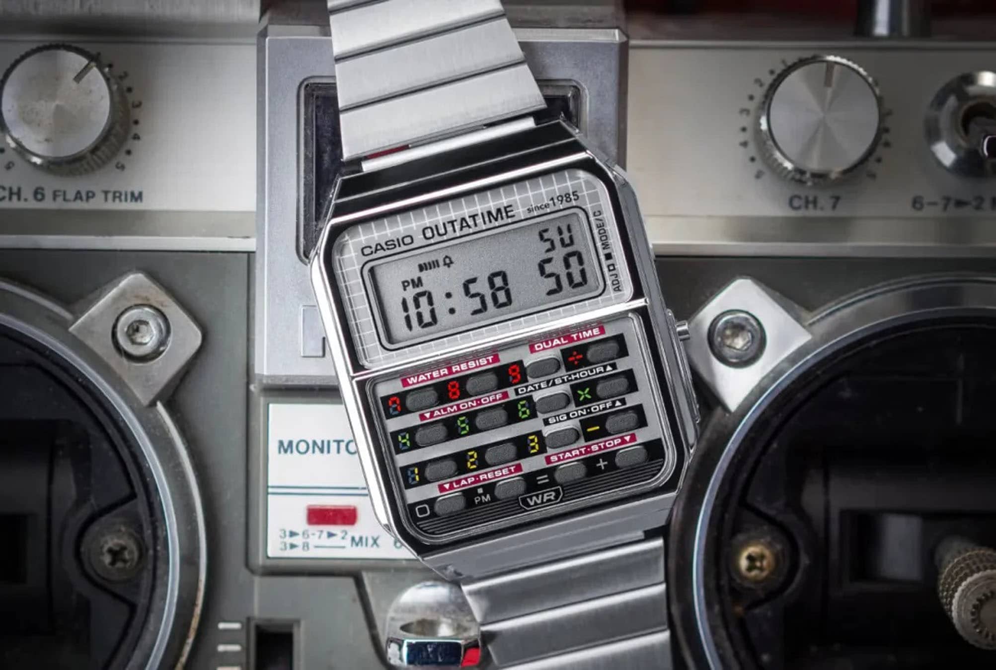 Relógio com calculadora da Casio ganha versão inspirada no DeLorean