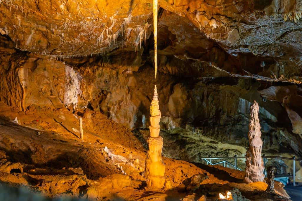 A teoria matemática por trás do formato de estalagmites Visitar uma caverna é uma das experiências mais gratificantes que a natureza nos oferece. É quase como entrar em um portal para o passado, mas que se transforma lentamente — as famosas estalagmites, por exemplo, se formam gota após gota que pinga do teto. E seus formatos variados, de centímetros a metros de altura, tem uma explicação matemática. caverna formato