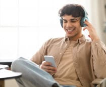 Homem ouvindo música pelo celular
