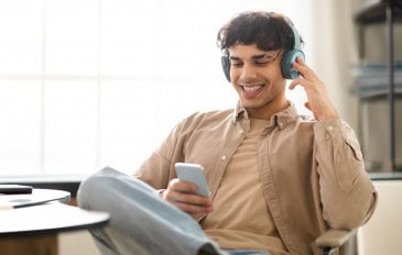 Homem ouvindo música pelo celular
