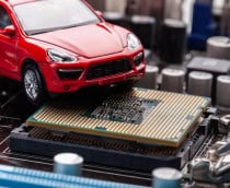 imagem mostra um carro em cima de um chip semicondutor