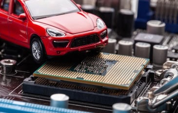 imagem mostra um carro em cima de um chip semicondutor
