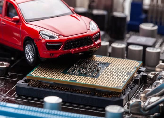 imagem mostra um carro em cima de um chip semicondutor