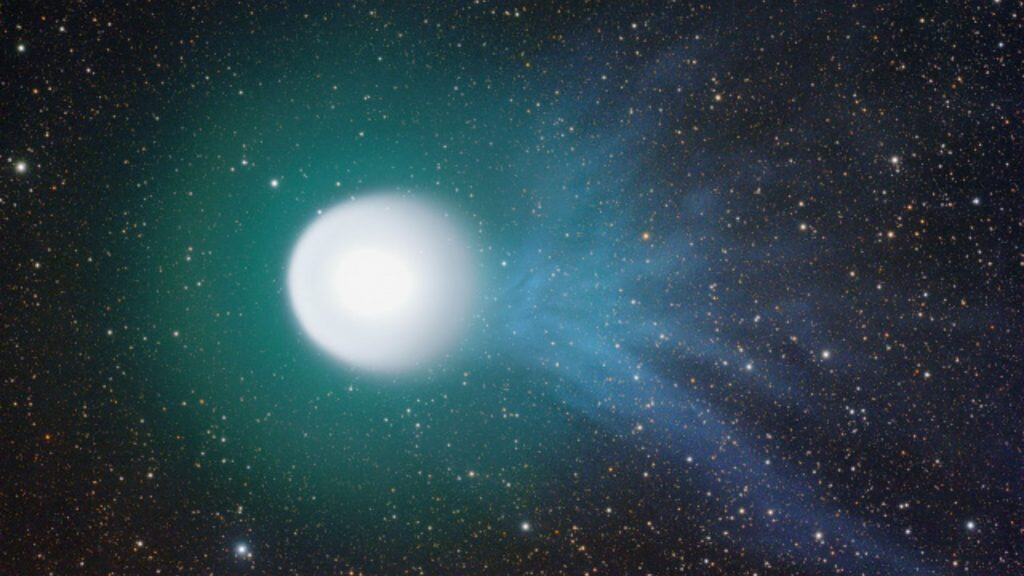 Qual a diferença entre asteroides, cometas e meteoros? O espaço está repleto de corpos celestes que viajam pelo Sistema Solar, e, às vezes, cruzam o caminho da Terra. Apesar de muitas pessoas confundirem os termos, asteroides, cometas e meteoros são objetos distintos, com origens, composições e comportamentos diferentes. Cometa 17P/Holmes com cauda iônica