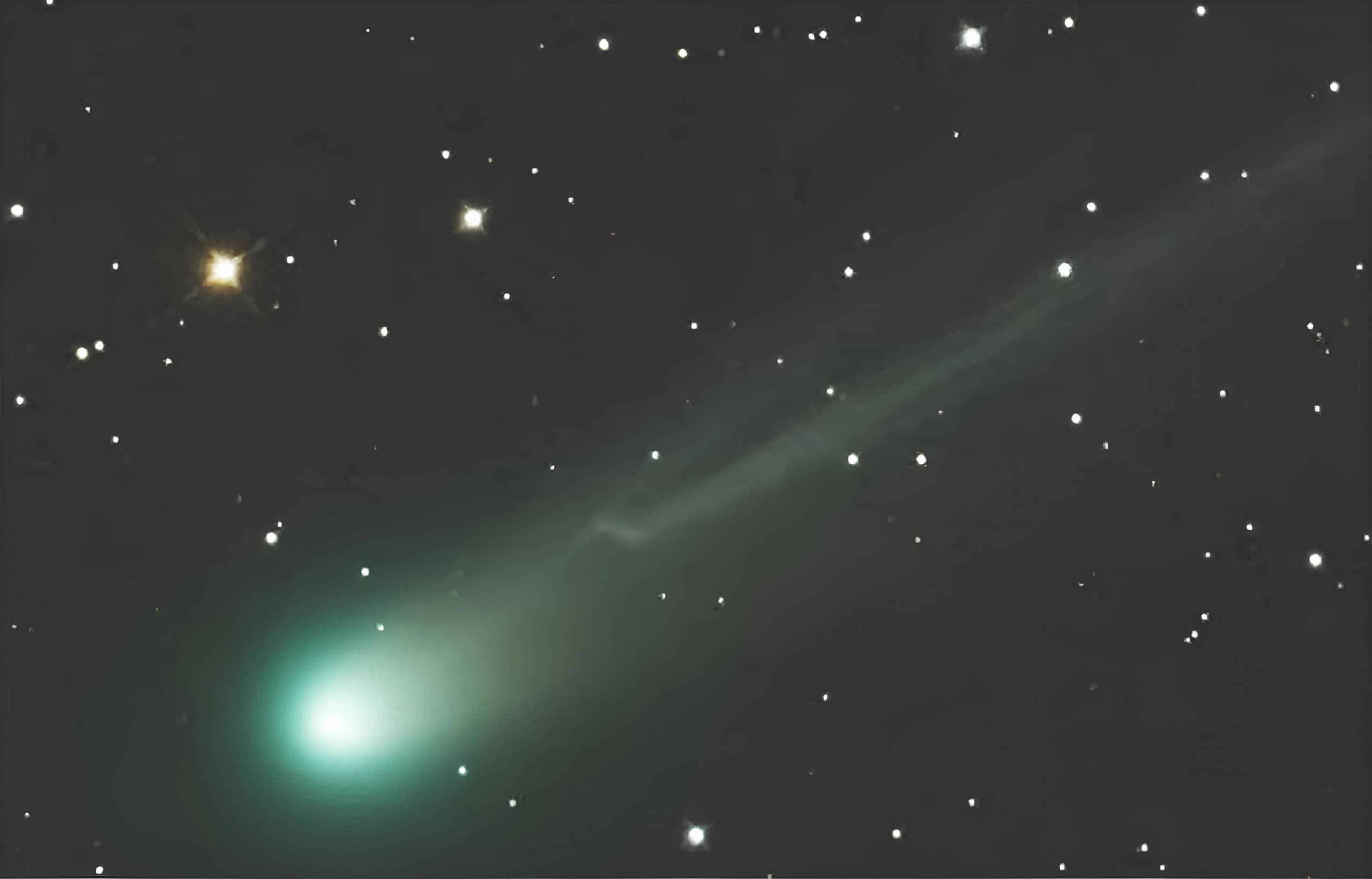 Vento solar poderoso quebra a cauda do cometa mais brilhante do ano