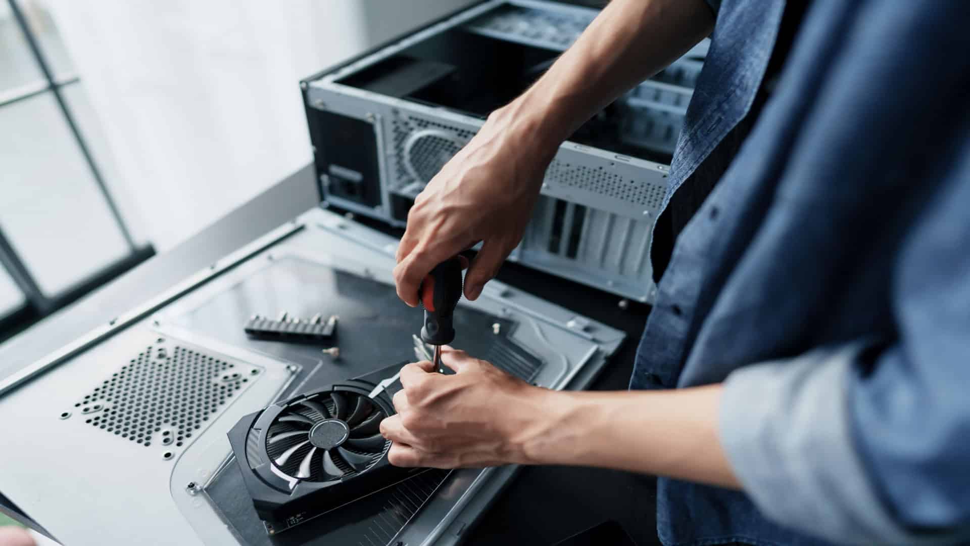 Técnico reparando Computador pc, Engenharia de manutenção de hardware