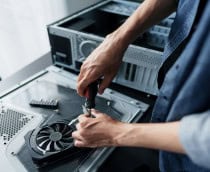 Técnico reparando Computador pc, Engenharia de manutenção de hardware