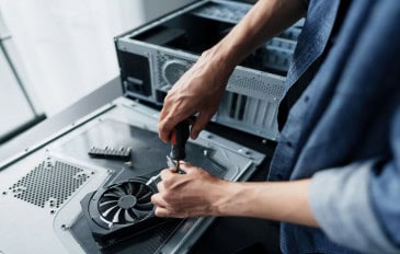 Técnico reparando Computador pc, Engenharia de manutenção de hardware