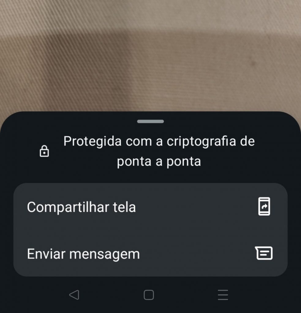 Conheça o golpe de compartilhamento de tela do WhatsApp Um novo golpe faz com que as vítimas compartilhem a tela do celular durante chamadas de vídeo no WhatsApp, permitindo que criminosos capturem códigos de verificação, senhas e outras informações sensíveis. A prática está circulando por países europeus e tem potencial para chegar ao Brasil, já que criminosos brasileiros costumam adaptar rapidamente fraudes que funcionam em outras regiões. compartilha tela