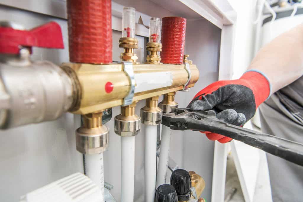 Encanadores usam IA para ganhar tempo (e dinheiro) nos EUA O kit de ferramentas dos cerca de 20 encanadores da empresa Oak Creek Plumbing & Remodeling na região de Milwaukee, Wisconsin, EUA, passou por um upgrade: os funcionários já não carregam mais apenas chaves inglesas, alicates e fitas, mas também um tablet com a versão mais recente do ChatGPT instalado. conserto aquecedor