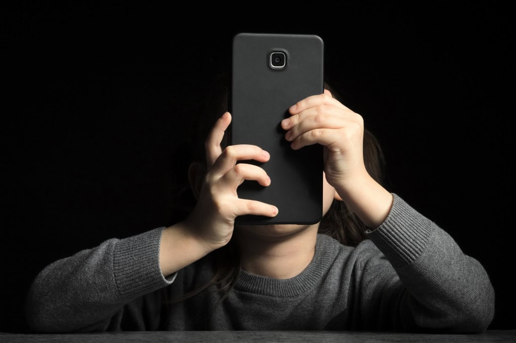 criança usando o celular