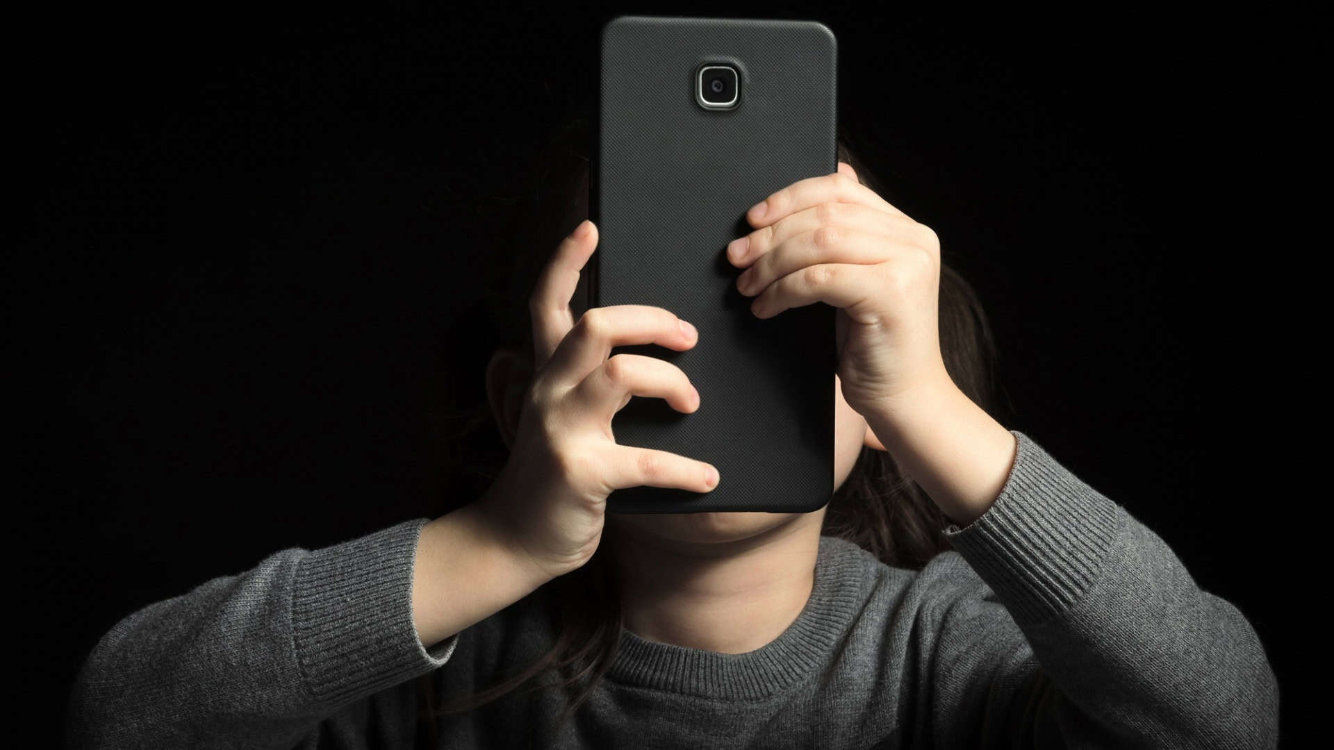 criança usando o celular
