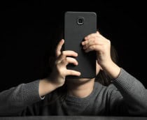 criança usando o celular