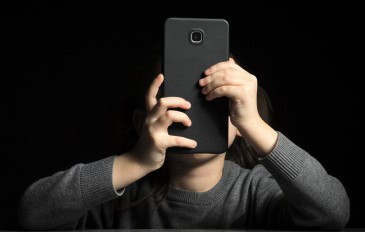 criança usando o celular