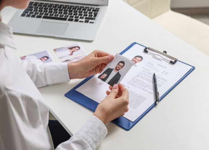 curriculo-foto-shutterstock_2319638695-695x500