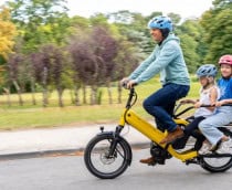 Bicicleta elétrica da bike43 poderá levar até duas crianças em sua traseira (Imagem: Bike43/Reprodução)