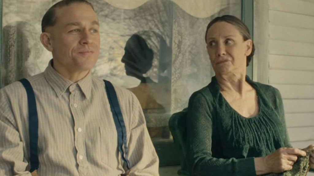ed gein e sua mãe sentados em frente a casa