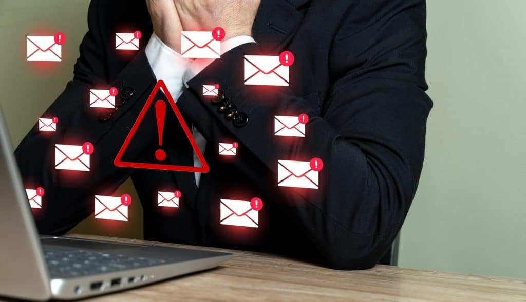 E-mail ainda é o principal meio para ataques cibernéticos O e-mail segue como um dos principais vetores de ataques cibernéticos, mesmo com a expansão de ferramentas de colaboração e aplicativos de mensagens. Essa é a conclusão do relatório “Evolving Threats in Email-Based Attacks”, publicado pela empresa de cibersegurança Trend Micro, que revela também como os ataques via e-mail continuam crescendo em complexidade. email business