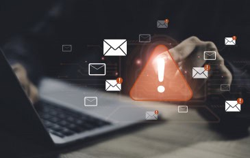 Pessoa teclando em um notebook com envelopes pairando