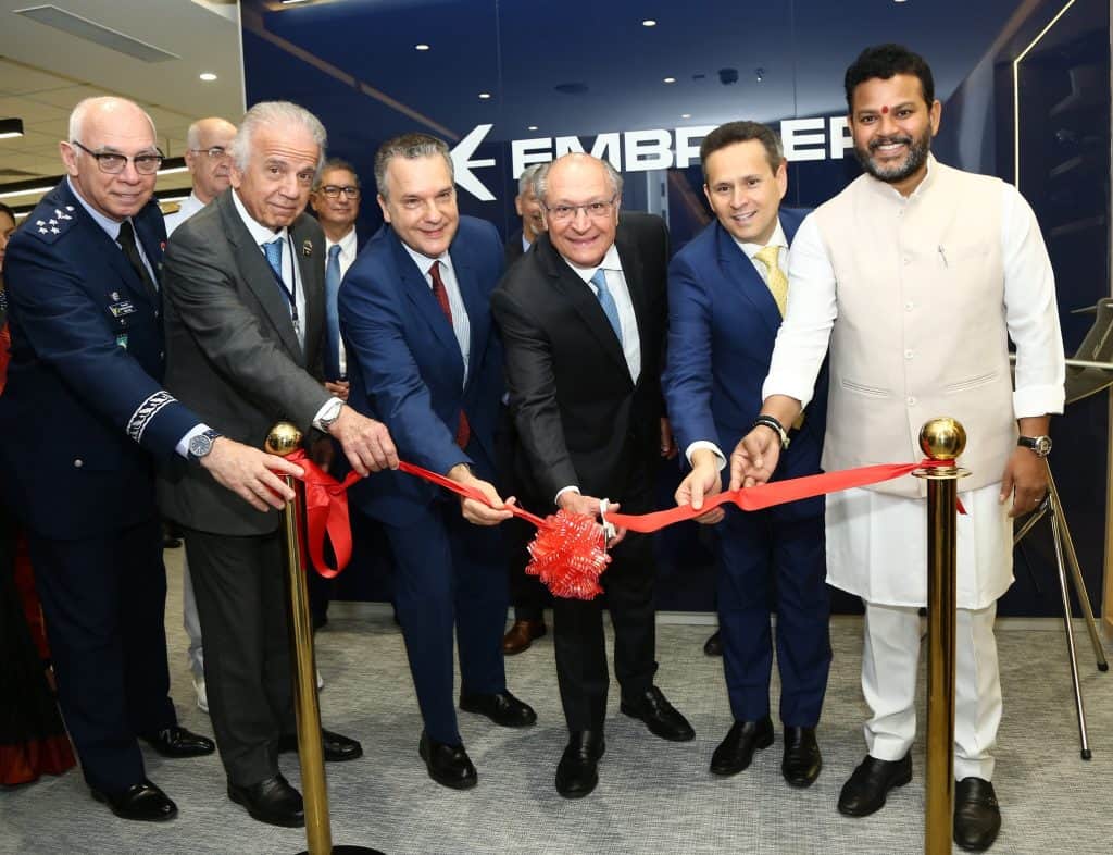 Escritório da Embraer na Índia fortalece troca de tecnologia com o Brasil Na última sexta-feira (17), a Embraer inaugurou o novo escritório da sua subsidiária na Índia, localizado no complexo do Aerocity, em Nova Delhi. A unidade prepara o cenário para a expansão de atividades em todas as unidades de negócios – Aviação Comercial, Executiva, Defesa & Segurança, Serviços & Suporte e Mobilidade Aérea Urbana. embraer-india