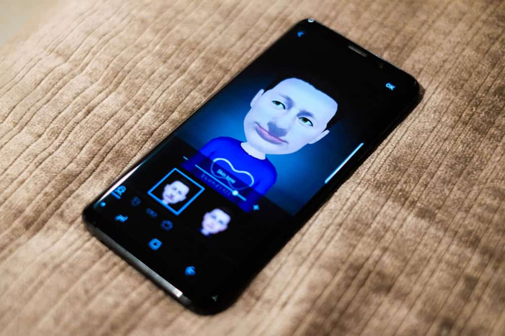 Imagem mostra foto de smartphone Samsung Galaxy S9  exibindo AR Emoji na tela