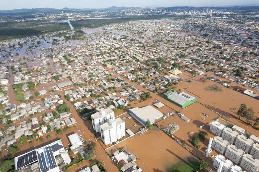 Financiamento climático no Brasil é desigual e injusto, aponta relatório A agenda climática do Brasil aprofunda desigualdades raciais, de gênero e territoriais, colocando em risco populações historicamente mais vulneráveis. Essa é a conclusão do relatório “Encruzilhada Climática – Um Retrato das Desigualdades Brasileiras”, divulgado pela Oxfam — confederação global de organizações que combate a pobreza e a desigualdade por meio de campanhas, projetos de desenvolvimento e ajuda humanitária. O documento analisou diversos indicadores sociais e econômicos, políticas nacionais e o orçamento federal entre 2023 e 2025. enchente rs