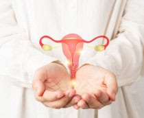 Anatomia de útero e ovários saudáveis ​​nas mãos de um médico