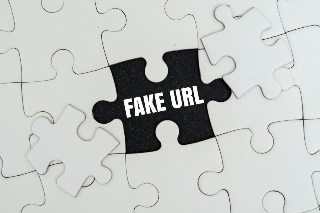 Letras alfabéticas de palavras no quebra- cabeça formando a palavra FAKE URL