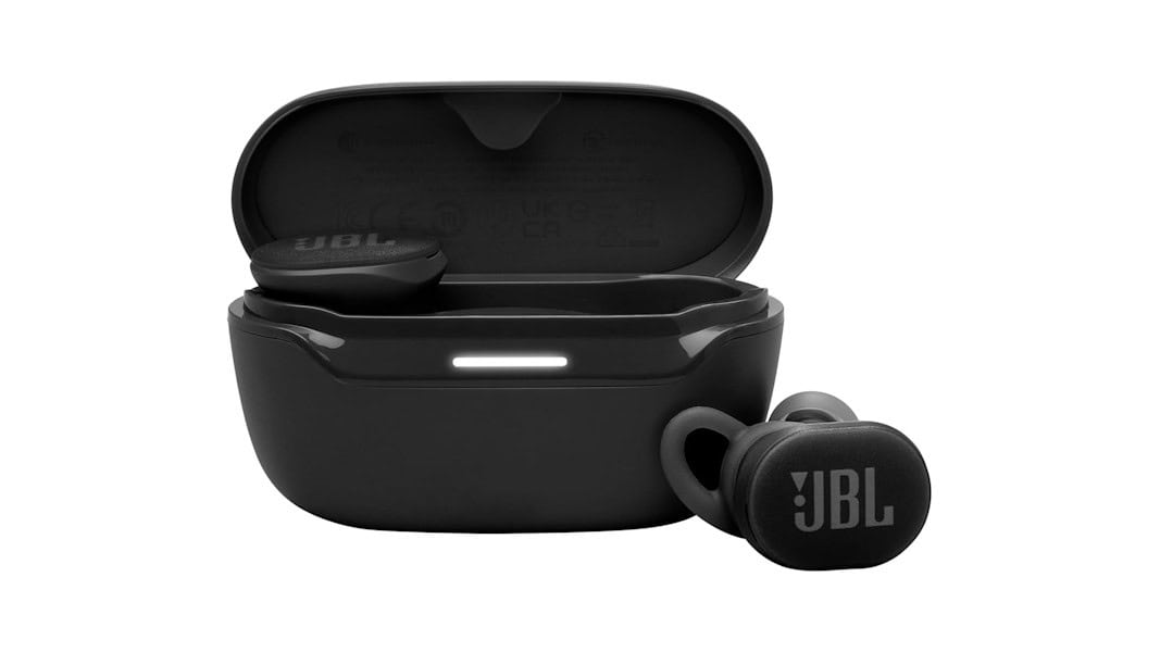 Som para o treino: JBL Endurance Race TWS está saindo por um preço especial O design de um fone de ouvido TWS pode influenciar diretamente o uso dele: modelos que se encaixam melhor na orelha, por exemplo, costumam ser mais indicados para quem pratica atividades físicas. Som para o treino: JBL Endurance Race TWS está saindo por um preço especial