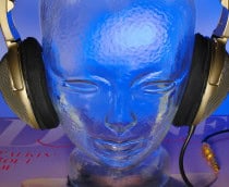 Imagem ilustrativa de fones de ouvido em cabeça azul de manequim