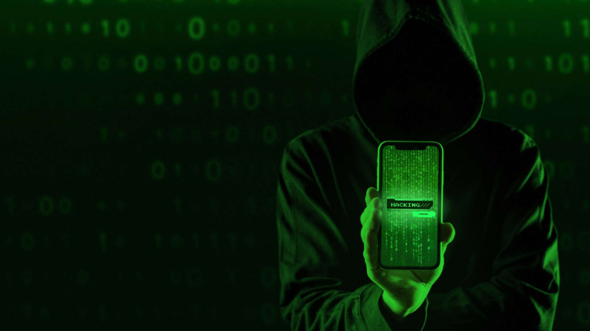 imagem ilustrativa de um hacker segurando um celular