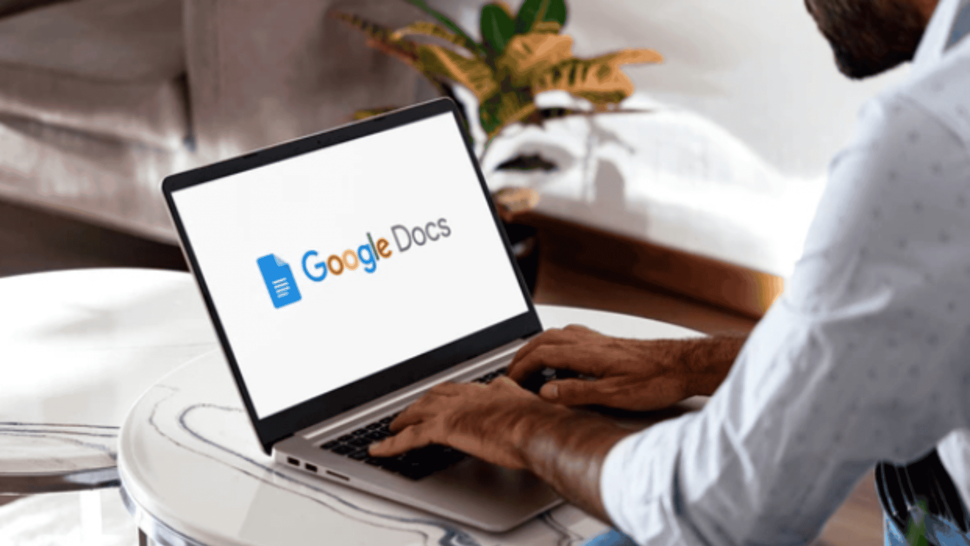 homem usando google docs em um notebook em cima de uma mesa