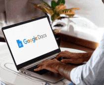 homem usando google docs em um notebook em cima de uma mesa